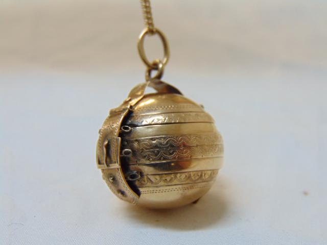 Jewelry. 14kt Gold ball locket, photo album, 9.15 dwt,: Jewelry. 14kt Gold ball locket, photo album, 9.15 dwt, one hinge broken see photo.