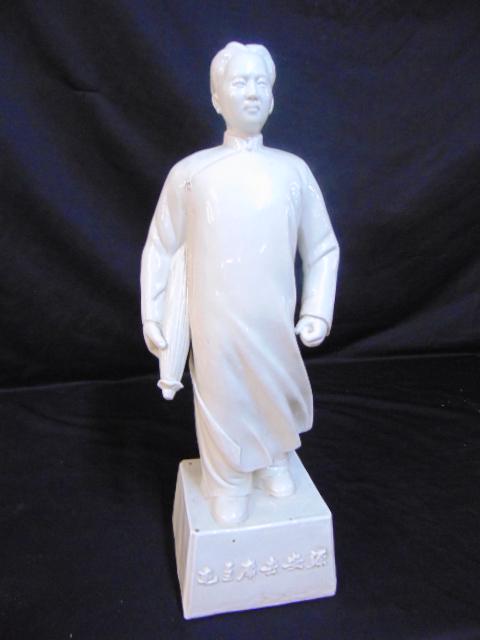 19" Mao Zedong statue, in white porcelain, Mao holding: 19" Mao Zedong statue, in white porcelain, Mao holding umbrella, good condition