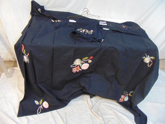 DKNY pillowcase, shower curtain, with floral decoration: DKNY pillowcase, shower curtain, with floral decoration, in black, new.