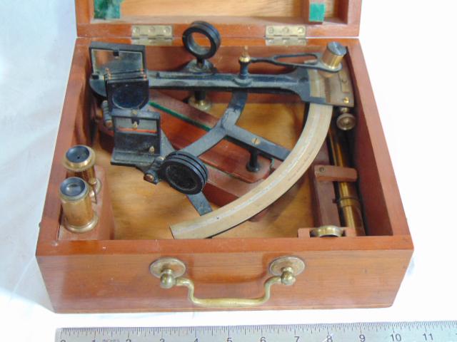 Brass sextant, Wilson & Gillie, Quay North Shields, in: Brass sextant, Wilson & Gillie, Quay North Shields, in original case, with eyepieces, nautical