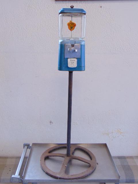 Vintage gumball machine, "Acorn All Purpose", with key. (1 of 6)