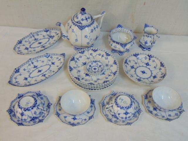 Set Blue Onion Royal Copenhagen porcelain, includes two (1 of 11)