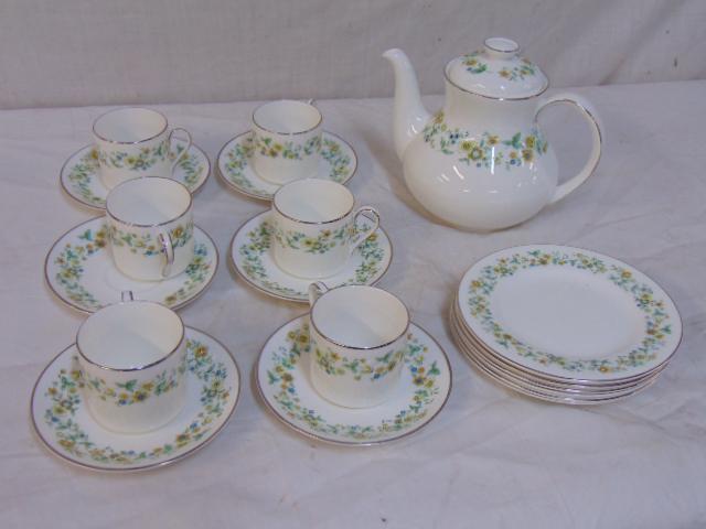 Ainsdale Royal Doulton porcelain tea set, 6 cake (1 of 5)