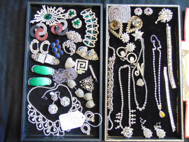 Lot Rhinestone encrusted costume jewelry (1 of 8)