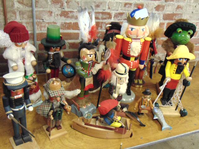 Large lot of nutcrackers, various figures, Native (1 of 8)