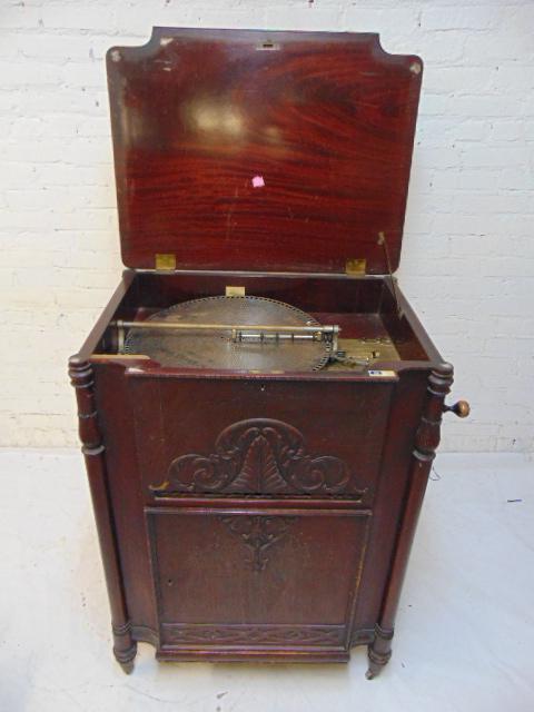 Mahogany cabinet disk player, double comb, plays 18.5" (1 of 11)
