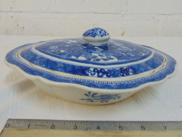 Blue & white Asian porcelain covered dish, various (1 of 6)