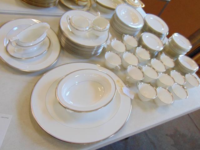 Royal Worcester "Viceroy" porcelain dinnerware, white (1 of 9)