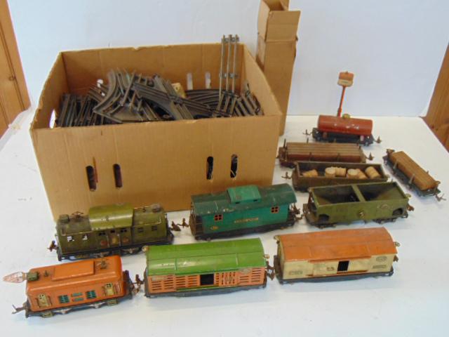 Lot Lionel trains, wagons, track, includes Lionel 254E (1 of 10)