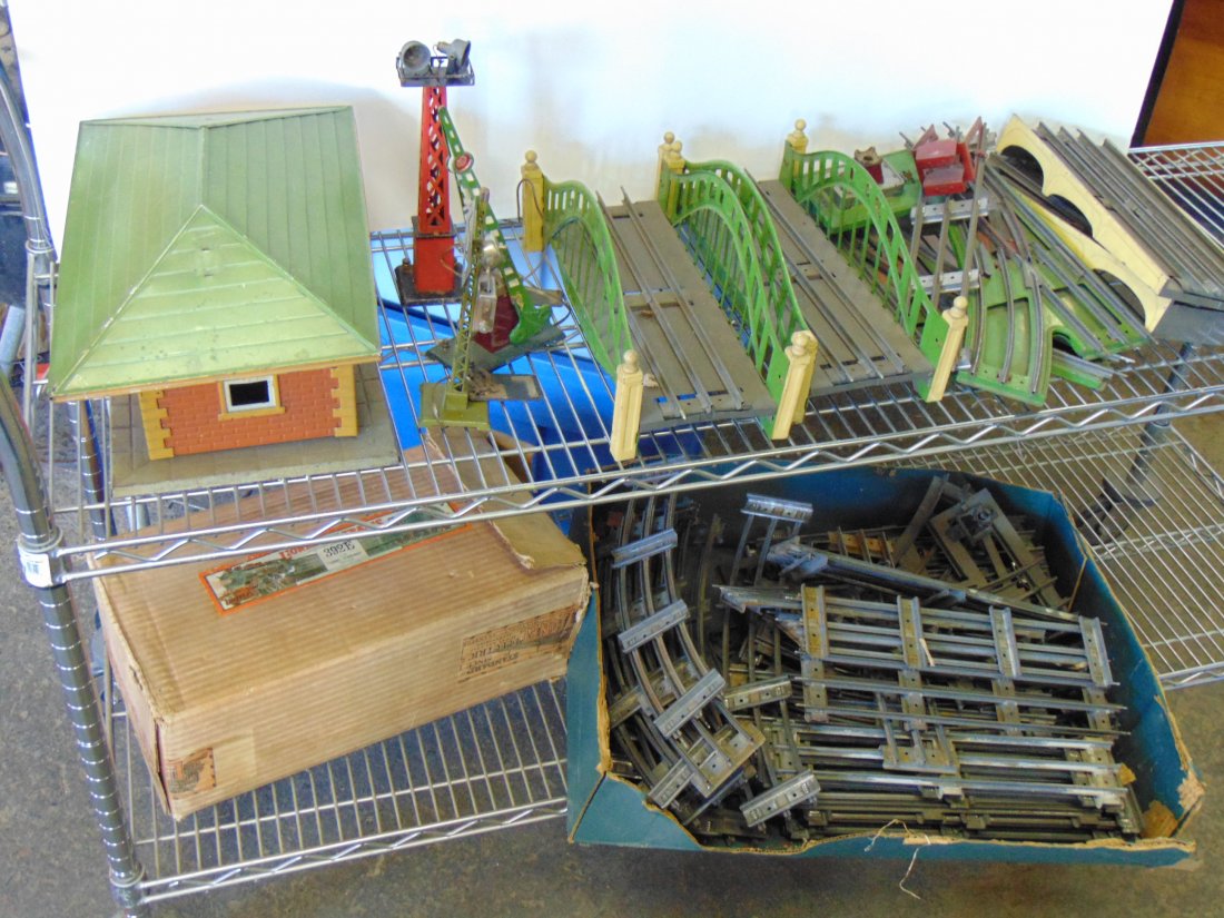 Lot Lionel track & accessories, bridges, signal posts, (1 of 13)