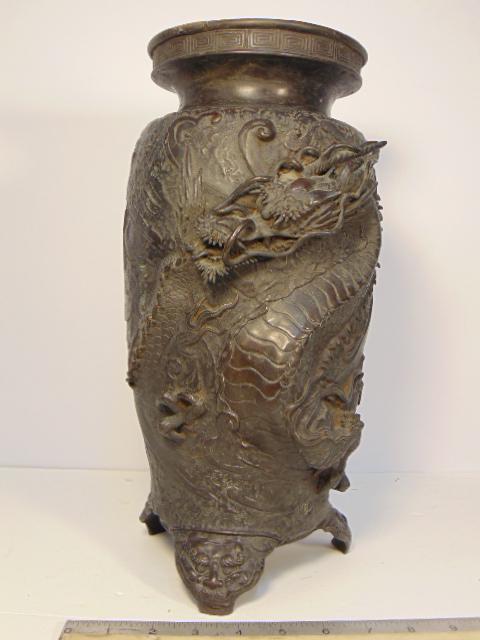 Asian bronze vase, dragon decorated, on 3 feet, drilled (1 of 9)