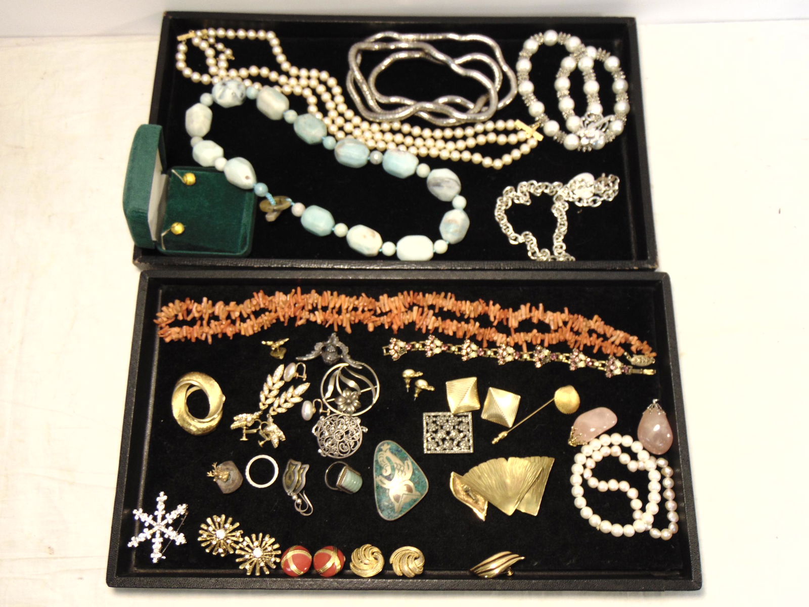Lot costume jewelry, bracelets, necklaces, rings (1 of 7)