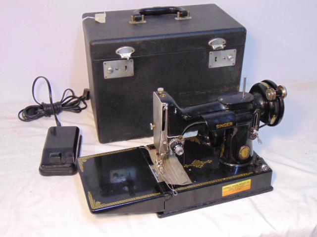 Singer featherweight sewing machine in case, model (1 of 7)