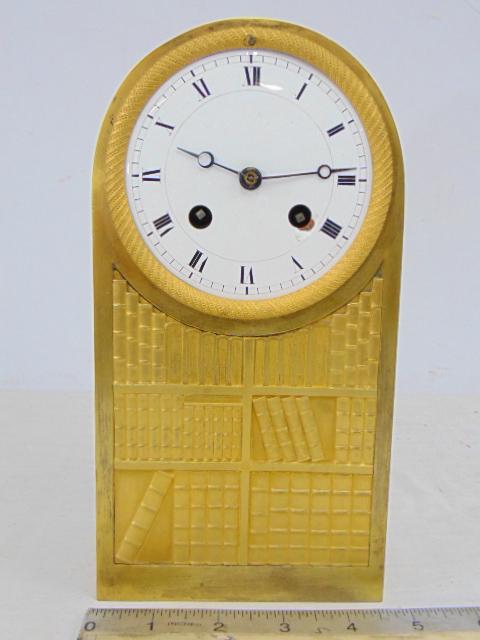 Bronze clock with bookshelf decoration in relief, gilt (1 of 6)