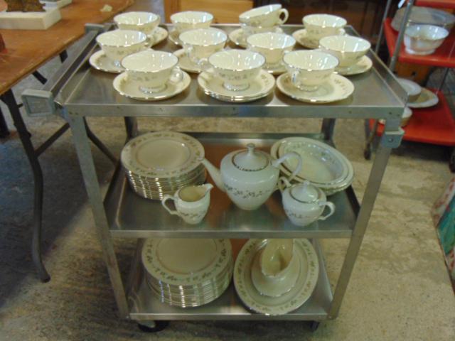 set Lenox porcelain dinnerware, Brookdale, floral (1 of 9)