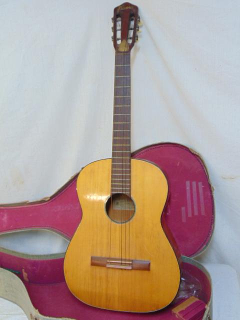 Framus-Werke guitar, model 62-B, serial 13013, "build in the heart of Bavaria", 2v strings missing,: Framus-Werke guitar, model 62-B, serial 13013, "build in the heart of Bavaria", 2v strings missing, case is 19", neck 19.75", in case