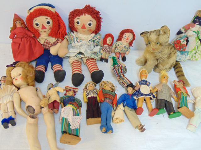 Lot cloth dolls, ethnic dolls, Steiff lion. (1 of 4)