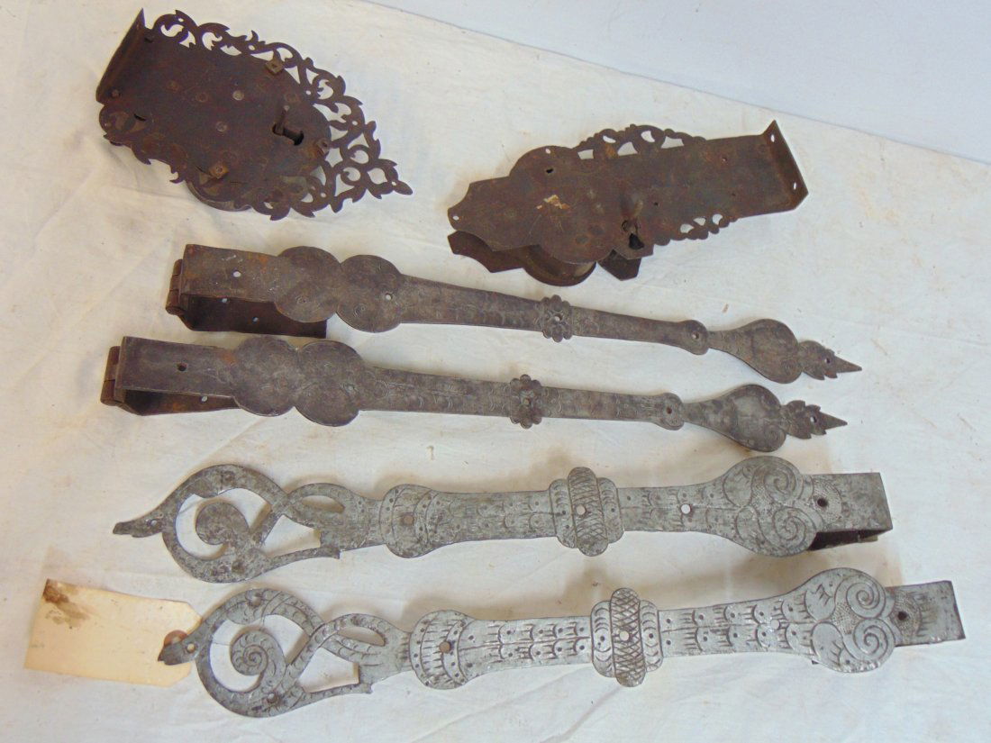 2 18th Century locks & 4 strap hinges, fine quality lock with fancy fretwork design & decorative bac (1 of 17)