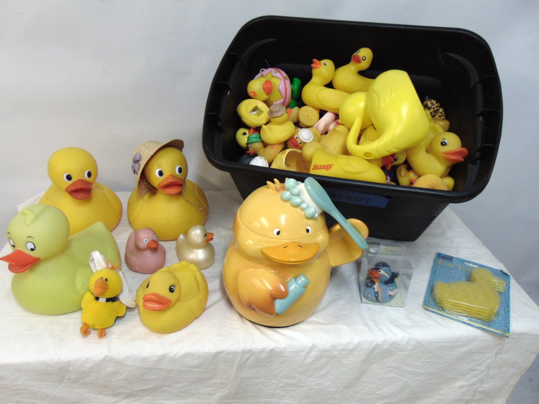 Huge collection rubber ducks, various sizes, colors & makes. (1 of 7)
