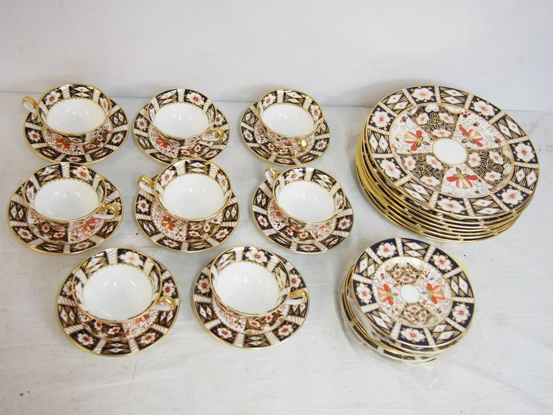 Set Imari ware by Royal Crown Derby, "Derby China, Royal Crown Derby English Bone China", includes 8: Set Imari ware by Royal Crown Derby, "Derby China, Royal Crown Derby English Bone China", includes 8 cups & saucers, 8 dinner plates, 8 cake plates, good condition, appears unused.