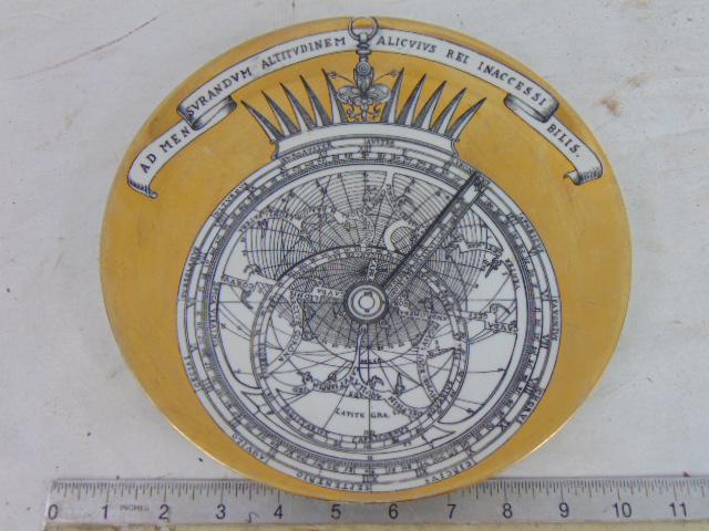 Piero Fornasetti porcelain plate, Milano, "Ad Men Svrandvm Alicvivs Rwei Inaccessi Bilis." number: Piero Fornasetti porcelain plate, Milano, "Ad Men Svrandvm Alicvivs Rwei Inaccessi Bilis." number one, gilt decorated, no chips, cracks, gilt does show some scratches, diameter is 10"