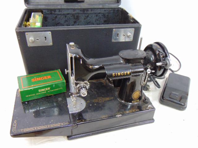 Singer featherweight sewing machine in case, serial number AM141555. (1 of 6)