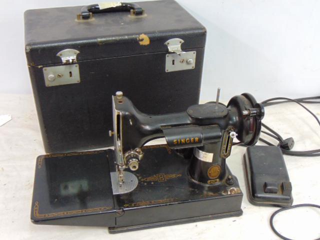 Singer featherweight sewing machine, in case, serial number AM693032 (1 of 5)
