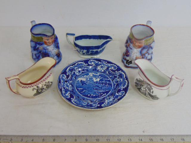 Lot Staffordshire porcelain, 3 small creamers, pair figural mugs & blue & white plate with hunting (1 of 11)