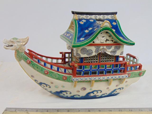 Chinese porcelain junk shaped vessel, jar, roof lifts, has chips, damage to railing, boat is 15.25": Chinese porcelain junk shaped vessel, jar, roof lifts, has chips, damage to railing, boat is 15.25" long, 6.25" wide, height is 9 5/8"