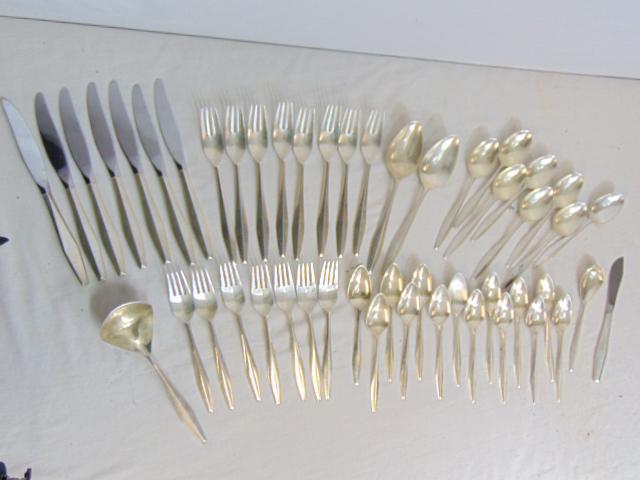 Set sterling flatware, Reed & Barton "Diamond", 1958, Gio Ponti design, set includes 8 forks, 8: Set sterling flatware, Reed & Barton "Diamond", 1958, Gio Ponti design, set includes 8 forks, 8 spoons, 7 lunch forks, 14 small spoons, 7 knives, 2 serving spoons, ladle small spoon & butter knife, 66