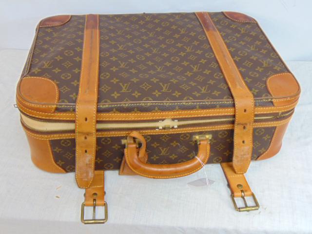 Louis Vuitton suitcase, zipper lid, suitcase is 16" by 23", by 7", zipper on left side is broken,: Louis Vuitton suitcase, zipper lid, suitcase is 16" by 23", by 7", zipper on left side is broken, needs repair.