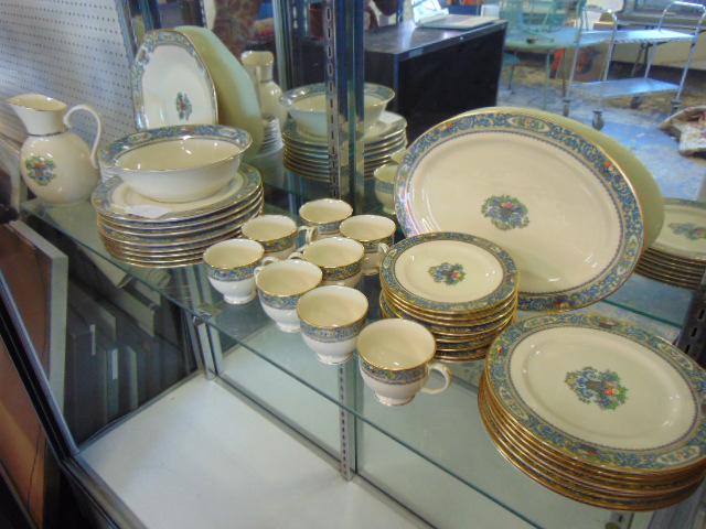 Set Lenox "Autumn" porcelain dinnerware, "Presidential Collection", service for 8, includes 8 dinner: Set Lenox "Autumn" porcelain dinnerware, "Presidential Collection", service for 8, includes 8 dinner plates, 8 cups & saucers, 8 bread plates, 8 cake plates, octagonal serving dish, oval serving dish,