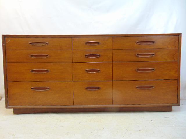 Henredon bedroom chest, three sets of 4 drawers each, cabinet size is 70" by 19", height is 32,5",: Henredon bedroom chest, three sets of 4 drawers each, cabinet size is 70" by 19", height is 32,5", some minor scratches.