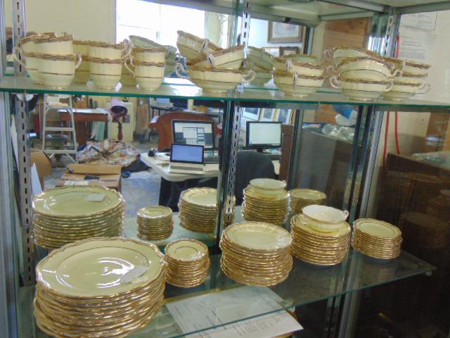 Large set Spode for Tiffany porcelain dinnerware, china, ivory with gilt rim, "Spode Copeland's: Large set Spode for Tiffany porcelain dinnerware, china, ivory with gilt rim, "Spode Copeland's China, England, Tiffany & Co, New York, set includes 12 dinner plates, 12 salad plates, 12 double handle