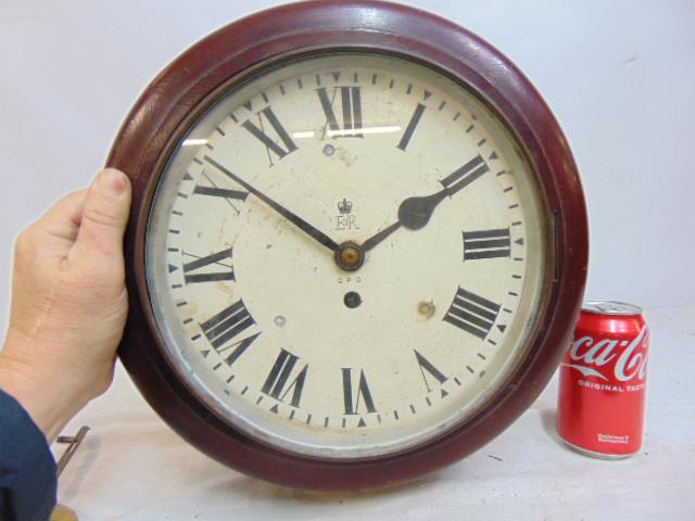 GPO wall clock, Royal Mail, Elizabeth Regina II, with key, pendulum,: GPO wall clock, Royal Mail, Elizabeth Regina II, with key, pendulum,