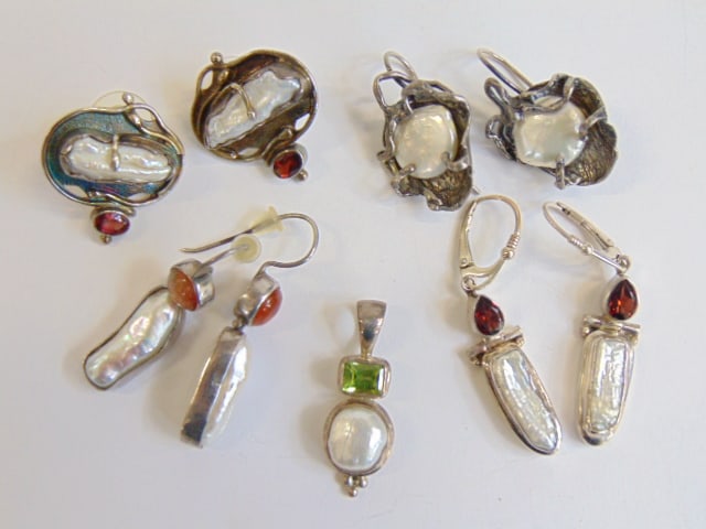 Jewelry. (4) pairs of earrings (1) pendant mother of pearl, garnet, sterling silver, & other. see: Jewelry. (4) pairs of earrings (1) pendant mother of pearl, garnet, sterling silver, & other. see photos for details
