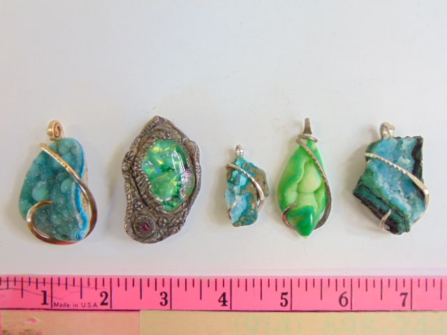 Jewelry. (5) pcs lot to include artist signed sterling pendant & 4 specimen mineral pendants, all in (1 of 3)