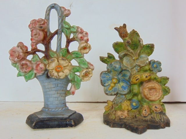 2 cast iron floral doorstops, one signed Hubley, 7,5": 2 cast iron floral doorstops, one signed Hubley, 7,5"
