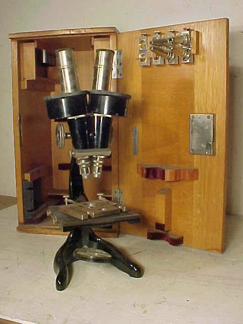 Ernst Leitz Wetzlar microscope in case: Ernst Leitz Wetzlar microscope in case