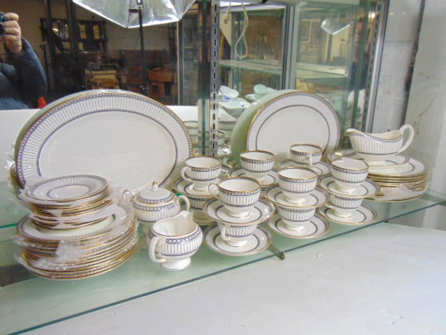 Set of Wedgwood porcelain dinnerware, 12 cups and saucers, 12 dinner plates, gravy boat, teapot (has: Set of Wedgwood porcelain dinnerware, 12 cups and saucers, 12 dinner plates, gravy boat, teapot (has brown stain), 12 cake plates, 12 salad plates, good condition