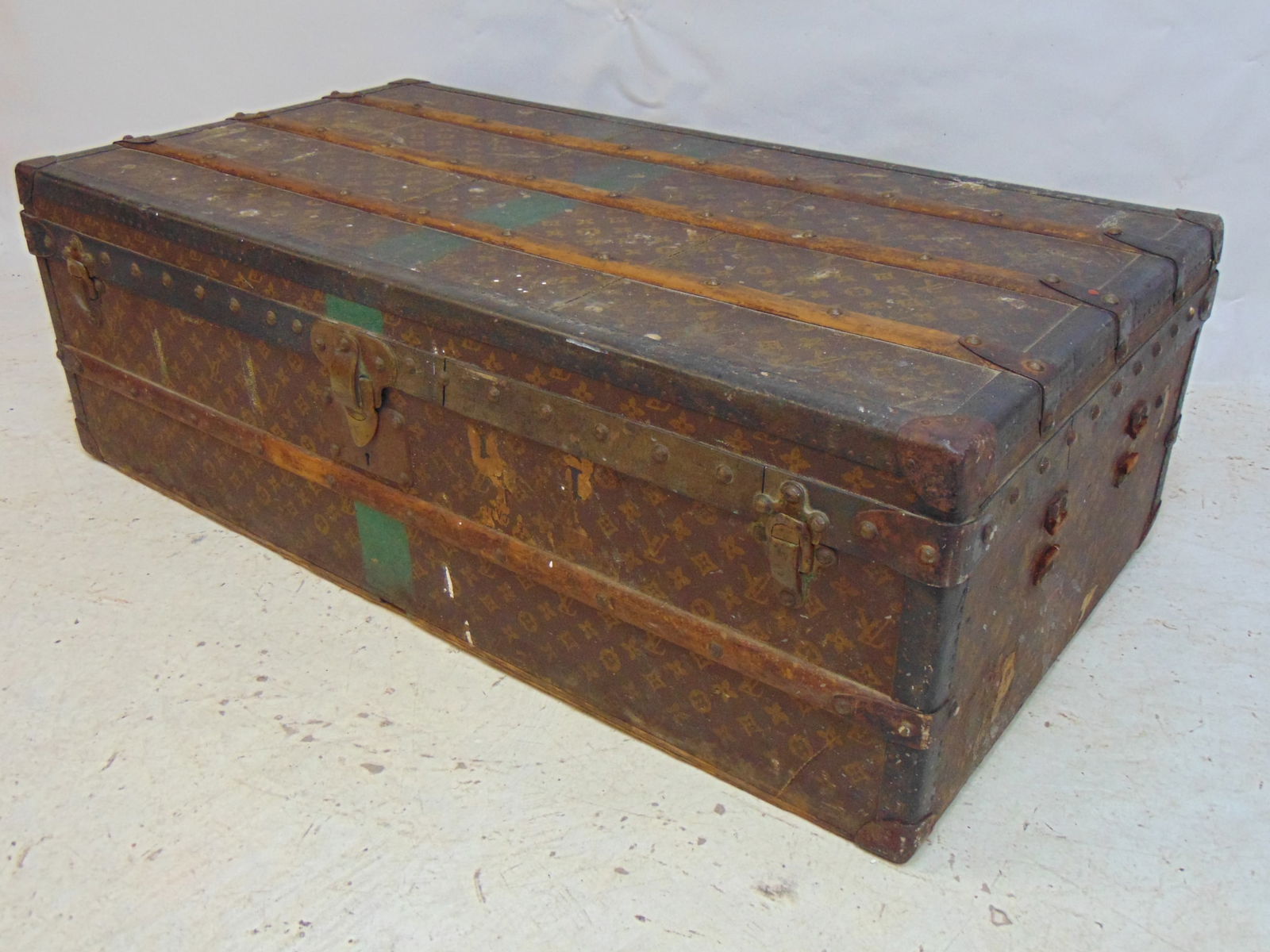 Louis Vuitton steamer trunk, original condition, with interior tray & label, one leather handle (1 of 13)