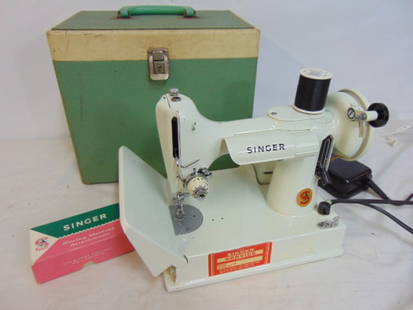 Rare Singer featherweight sewing machine 221K, in white, in original case, excellent condition,: Rare Singer featherweight sewing machine 221K, in white, in original case, excellent condition, works, also includes several maintenance slips