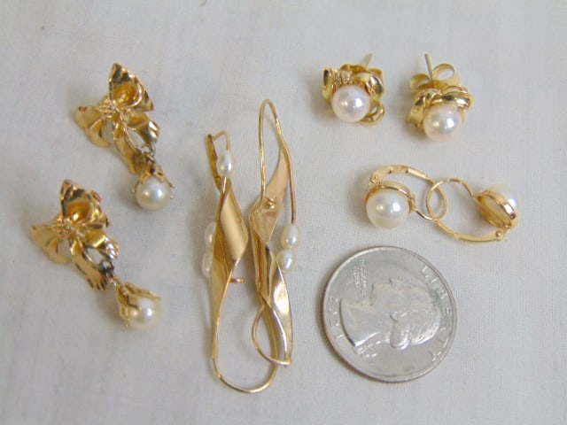 Jewelry. (4) Pairs Gold & Pearl earrings; 13.95 grams total weight, 14kt yellow gold earrings with: Jewelry. (4) Pairs Gold & Pearl earrings; 13.95 grams total weight, 14kt yellow gold earrings with pearls 2 pair of posts & 2 pair of french hooks, good condition