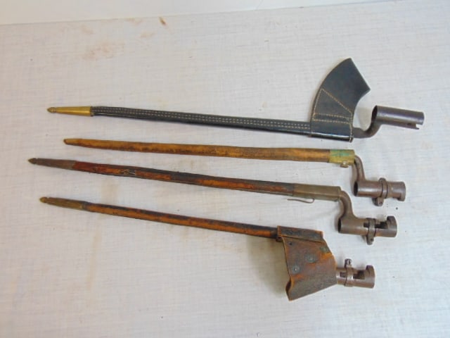 4 US bayonets with leather scabbards, civil war & other, unmarked on scabbard, 2 are marked US.: 4 US bayonets with leather scabbards, civil war & other, unmarked on scabbard, 2 are marked US.