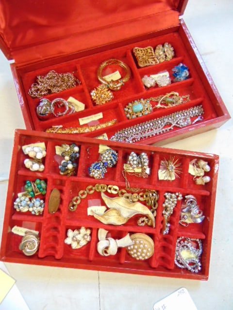 Vintage costume jewelry lot to include Kramer; Givenchy; Richelieu; & other, clip on earrings;: Vintage costume jewelry lot to include Kramer; Givenchy; Richelieu; & other, clip on earrings; bracelets; pins/brooches & other