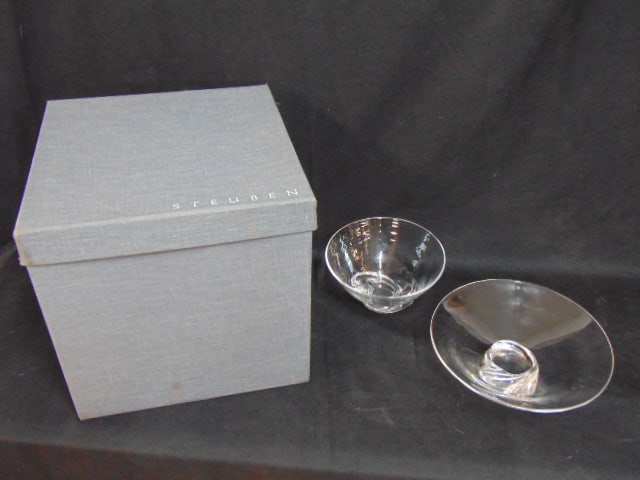 2 Steuben art glass bowls, come with Steuben box, 7" in diameter & 9" in diameter, good condition.: 2 Steuben art glass bowls, come with Steuben box, 7" in diameter & 9" in diameter, good condition.