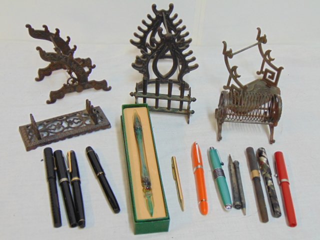 Lot pens & vintage desk pieces, holders, includes French art glass pen, various fountain pens, metal: Lot pens & vintage desk pieces, holders, includes French art glass pen, various fountain pens, metal desk penholders