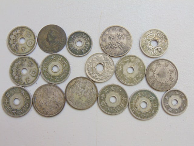 16 small Chinese coins, see images (1 of 4)
