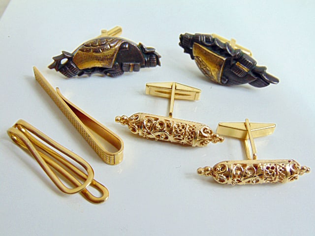 GOLD. Jewelry. (2) Pairs of 14kt gold cufflinks & (2) 14kt gold tie clip/tie bar. 14k 585 hallmark (1 of 4)