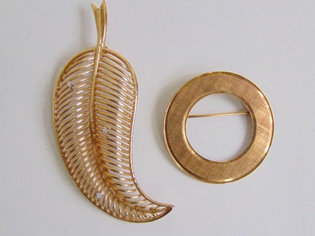 Jewelry. (2) 14kt yellow gold pins. hallmark 14k leaf pin w/ 3 small diamonds, 10.33 grams, 2 1/2" (1 of 4)